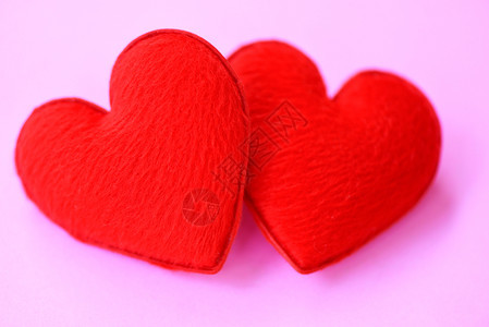 红心在粉背景情人和红心在爱的横幅或贺卡上可爱的心图片