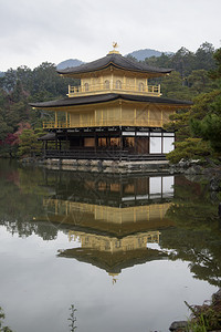 京都金殿佛教寺庙Kinkakuji是日本最受欢迎的建筑之一每年吸引大量游客图片