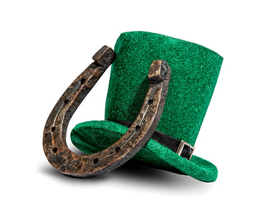 经典的绿色帽子是童话般的妖精帽子和能带来好运的金属马蹄铁圣帕特里克和尔斯柯日的符号白种背景被孤立图片