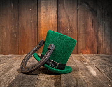 经典的绿色帽子是童话般的妖帽和能带来好运的金属马蹄铁图片