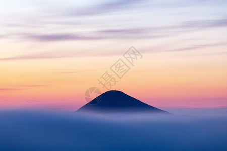 日落后云雾的山顶喀尔巴阡乌克兰胡维拉山的景象图片