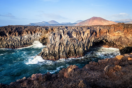 Losvideros兰萨罗特海岸线波浪和火山图片