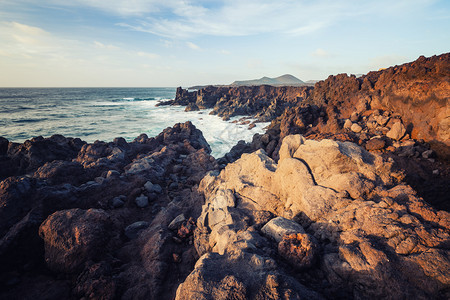 Losvideros兰萨罗特海岸线波浪和火山图片