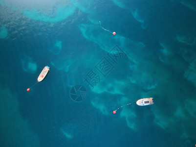 船海上只的空中景象美丽的夏季海景有船阳光明媚的天气清凉风景最优背景图片