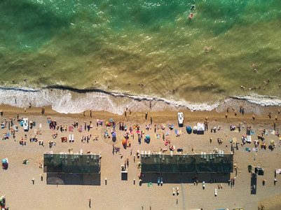 海滩的空中观光海边人们放松美丽的自然海景和夏季时间图片