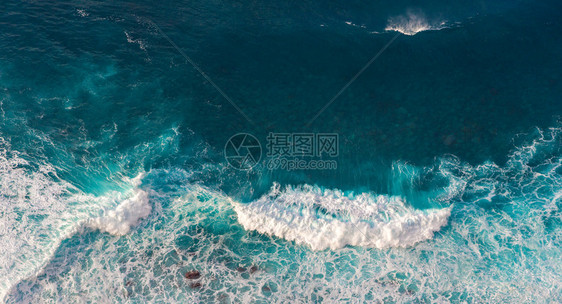 空中观望海浪的波蓝色干净的大浪海水图片