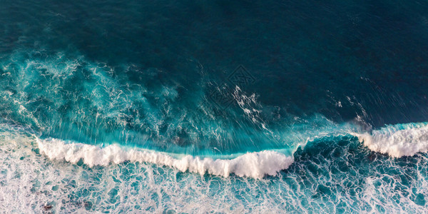 空中观望海浪的波蓝色干净的大浪海水图片