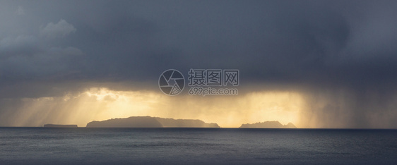 海上恶劣天气风暴雨和日落图片