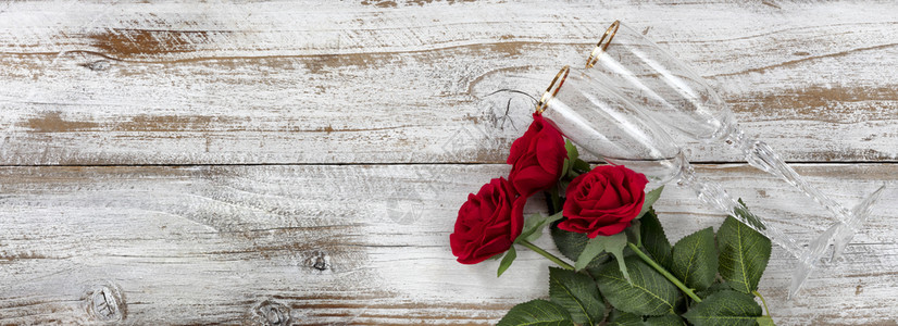 庆祝情人节快乐红玫瑰和酒杯图片