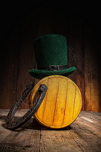 绿色小妖精帽站在一个小木桶上啤酒在爱尔兰的吧里圣帕特克和日Leprechaun帽子桶图片