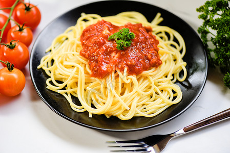意大利面食在餐厅菜和单概念意大利面香肠最高视图中图片