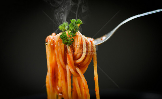 意大利面和粉餐厅菜和单概念叉面和黑背景的意大利图片