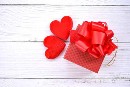 礼品盒装饰红心在白木情人节日背景上顶视图复制空间图片