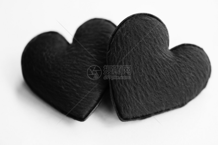 情侣黑心孤独悲伤的碎失望爱情人节概念心脏单色