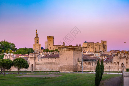 教皇宫曾经是堡垒和宫殿欧洲最大和重要的中世纪古代建筑之一日落时法国阿维尼翁图片