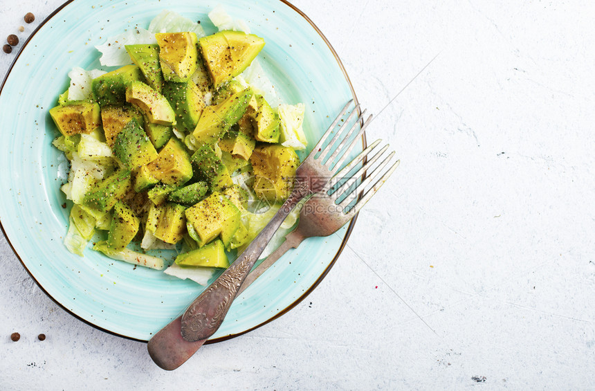 含有香料和盐饮食沙拉的avocado图片