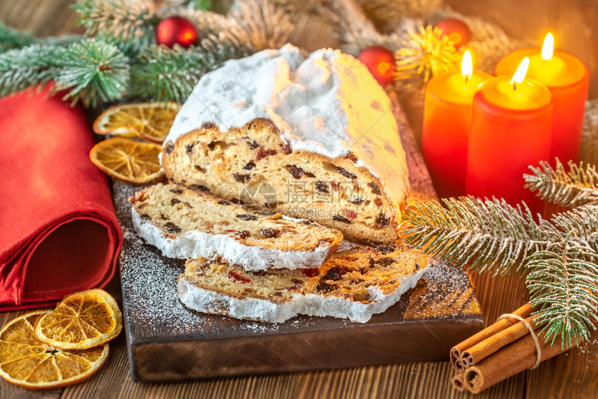 Stollen圣诞季节食用的传统德国面包图片