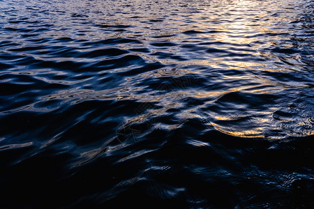黄昏海水表面的波浪紧凑坚固和非常平静的纹理图片