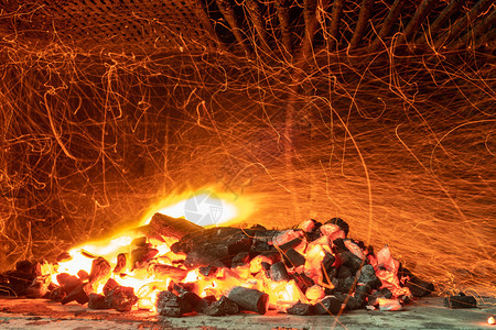 小BBQ燃烧着的木炭和火花背景图片