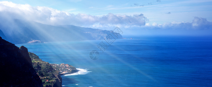 葡萄牙马德拉岛北海岸美丽的山岳和海洋景象图片