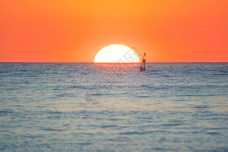 大太阳和海面滩日落图片