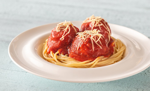 有番茄酱和意大利面的肉丸顶层视图图片