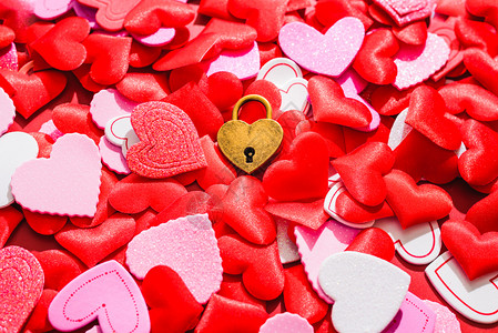 情人节和爱背景心脏形状的挂锁孤立在红色背景图片