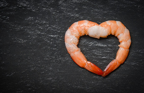 Seafood两只虾的心脏形状深底虾情人节晚餐浪漫爱和做饭概念图片