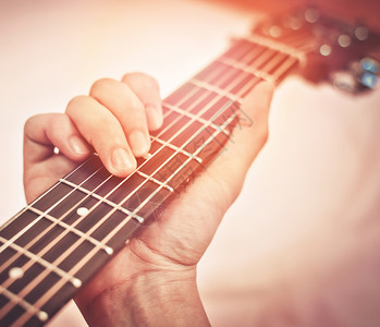 吉他玩家手人演奏声吉他在和弦的标签吉他壁纸板图片