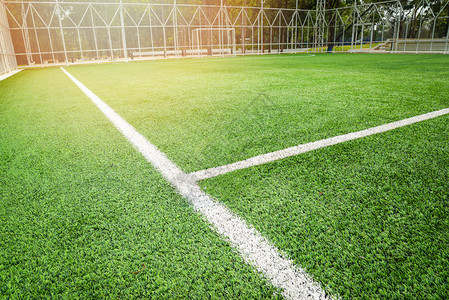 足球场野外绿草场运动户白线中心和目标网背景图片