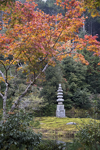 雕刻的石珠在日本京都九寺的花园里图片