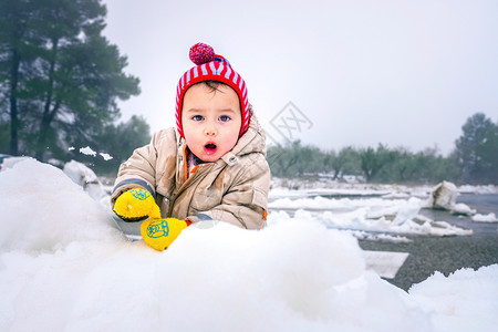 宝贝女孩玩雪说谎图片