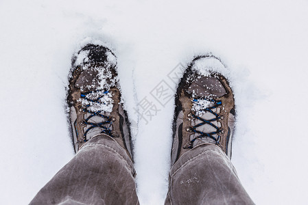 山靴在雪上从远足者的眼皮上看到图片