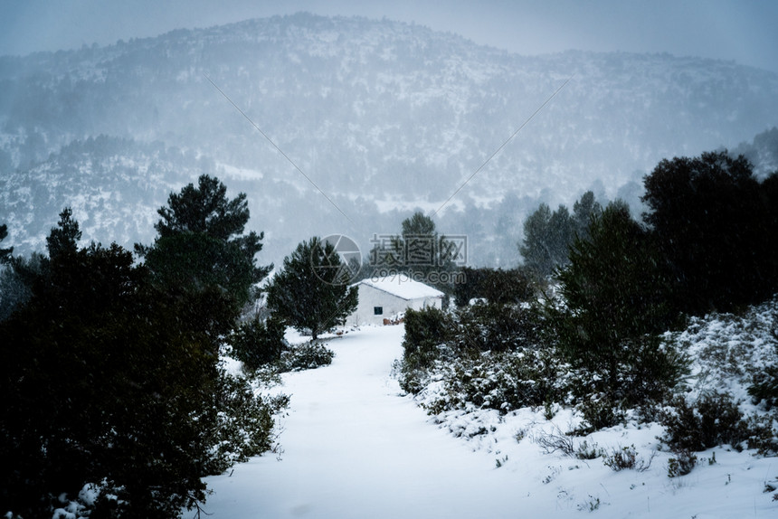 山下暴雪农村住宅与山区隔绝图片