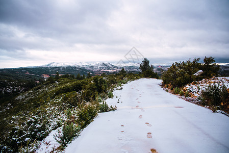 在巴伦西亚的SieteAguas山路雪上留下脚步的景观图片