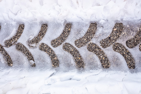 被雪覆盖的公路上的车轮轨迹图片