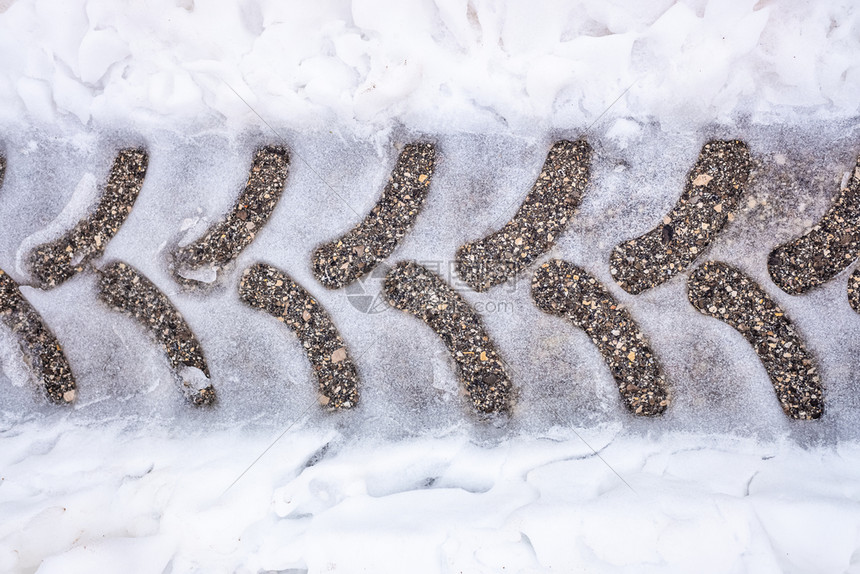 被雪覆盖的公路上的车轮轨迹图片