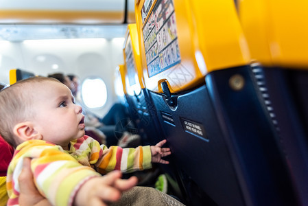 大人带着婴儿乘飞机旅行图片