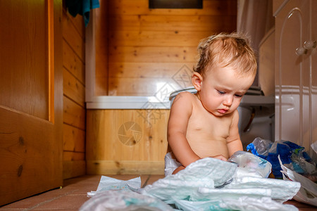 婴儿地板忙着做一个乱七八糟的婴儿在家里每天都有场戏背景