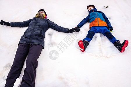 躺在母亲和儿子雪中图片