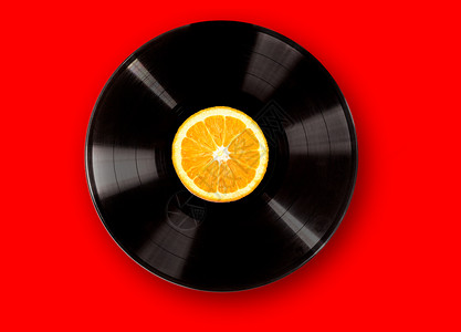在明亮的红色背景下乙烯基唱片新鲜音乐派对的概念图片