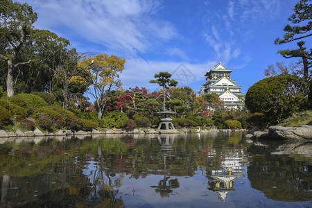 大阪城堡公园风景观大阪城堡在池塘中反射图片