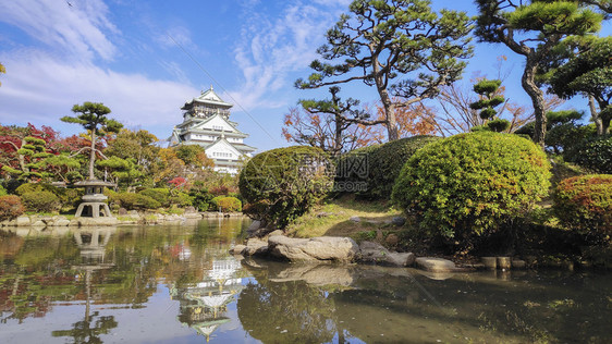 大阪城堡公园风景观大阪城堡在池塘中反射图片