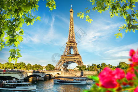 Eiffel铁塔和Iena桥位于法国巴黎Seine河塞纳的Seine上的Siene河图片