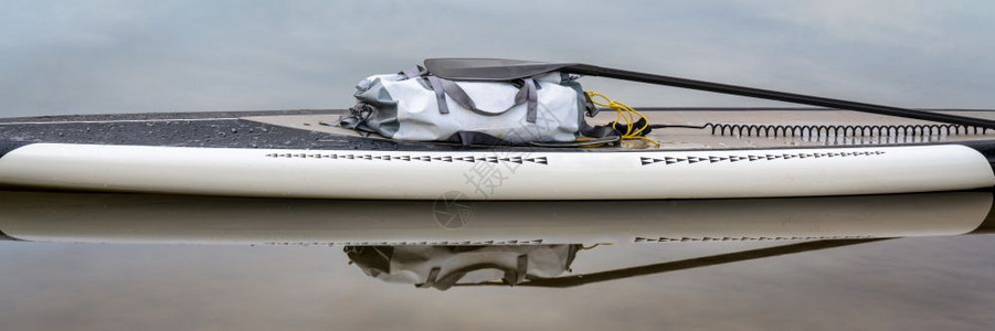 装有防水帆布划桨和安全套带划桨探险概念图片