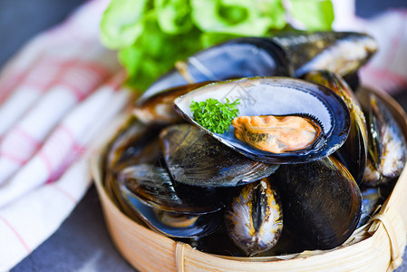 烹饪蒸汽机食品背景餐厅的贝壳鱼图片