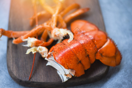 卡通螃蟹龙虾尾晚饭海鲜在餐厅桌上吃健康食品煮的龙虾背景