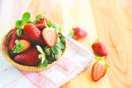 熟的红草莓在篮子中采摘木本上新鲜草莓图片