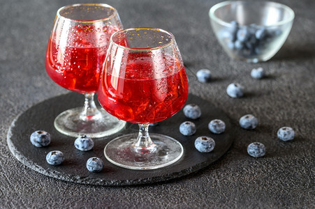 两杯蓝莓果汁和新鲜浆图片