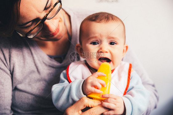 婴儿在第一次尝试母亲和的冰淇淋时微笑和流口水婴儿通过喂养导致断奶方法图片